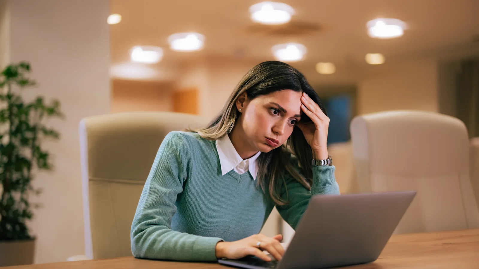 Frustrierte Geschäftsfrau vor Laptop — typische Website-Fehler im Mittelstand kosten Unternehmen täglich Kunden